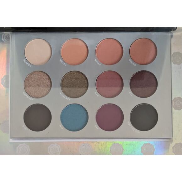 Bundle of 1 Boxy Charm & Pur Eyeshadow Palette & 1 Firma Beauty Eyeshadow Brush - Picture 3 of 5